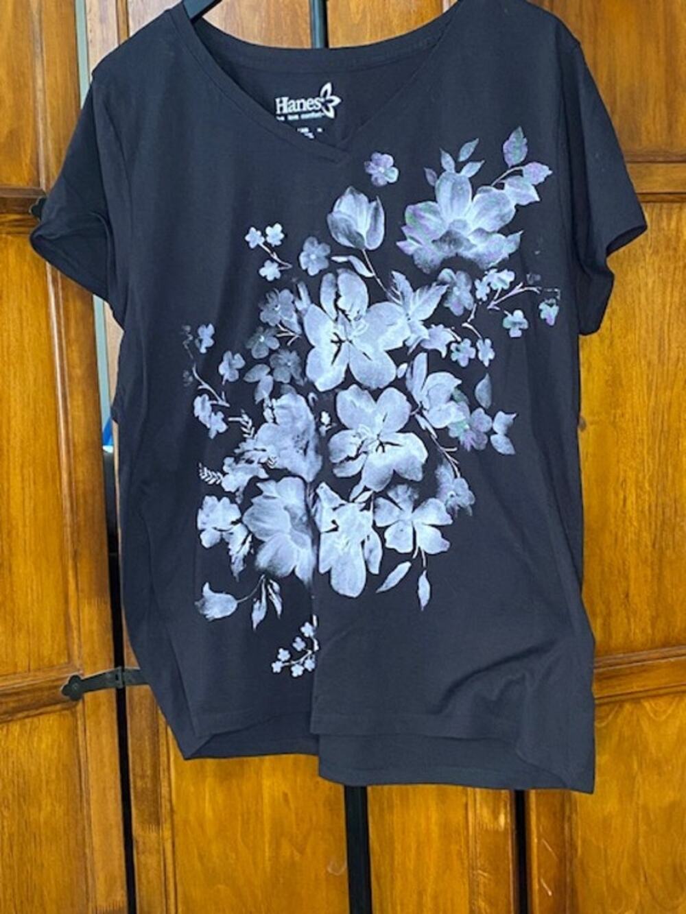Hanes XL Floral Cascade Black V-Neck Graphic T-Shirt Women's Short Sleeve